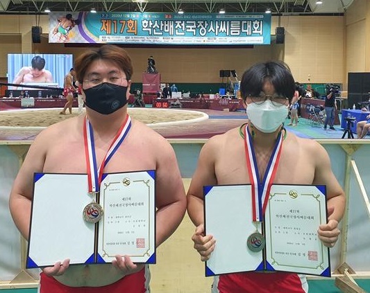 호원대 김상현 선수(왼쪽)와 송대웅 선수가 학산배 전국장사씨름대회에서 은메달을 획득했다.