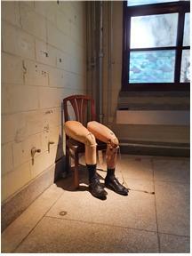 구 국군광주통합병원 건물에서 열린 GB 커미션 전시에서 카테르 아티아의 설치 작품. 마네킹의 다리 모양도 결국 인간의 상처와 치유라는 의미를 품고 있다.