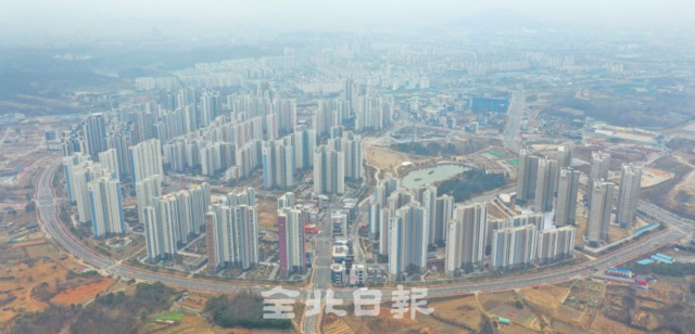 2012년 도시개발구역으로 지정된 후 35사단 이전으로 생겨난 전주 북부권 신시가지인 에코시티에 아파트들이 빼곡히 들어서 있다. /오세림 기자