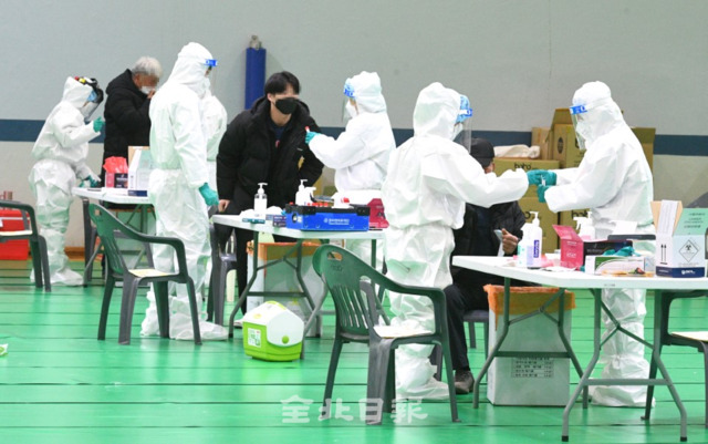 코로나19 누적 확진자가 444명이 발생으로 오늘부터 진안.무주.장수를 제외한도내 모든 시.군에 2단계 사회적 거리두기가 시행된다. 새소망교회와 현대차 전주공장의 집단감염이 외부로까지 확산되는 상황속에 7일 전주 화산체육관 선별진료소에는 수백명의 시민들이 찾아 선별검사를 받고 있다. /오세림 기자