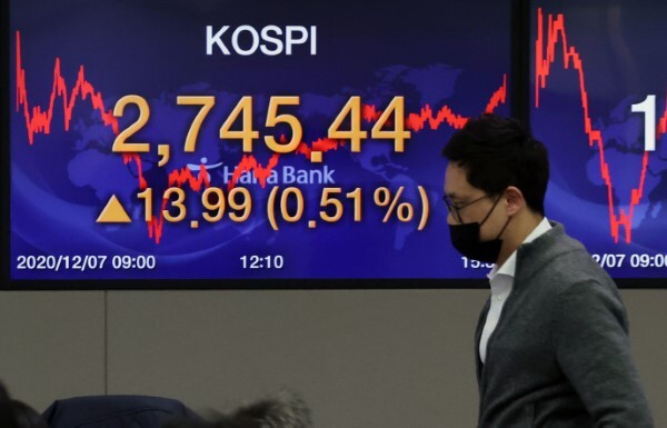 7일 오후 서울 중구 하나은행 본점 딜링룸에서 딜러들이 업무를 보고 있다. 이날 코스피 지수는 전 거래일 대비 13.99포인트(0.51%) 오른 2,745.44에, 코스닥은 13.12포인트(1.44%) 오른 926.88에 장을 마감했다. 원ㆍ달러 환율은 1,082.1원에 보합 마감했다. /사진=연합뉴스