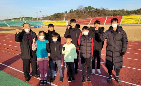 강광 정읍시체육회장과 신영근코치(오른쪽 끝)및 선수들