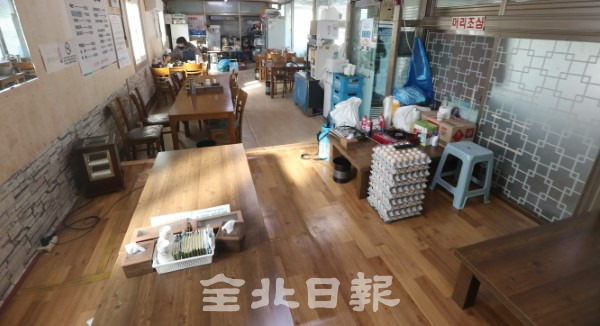 8일 사회적 거리두기 2단계와 현대자동차 전주공장 확진자 발생으로 인해 완주 산업단지의 한 식당이 손님들의 발길이 끊겨 자영업자들이 힘든 시간을 보내고 있다. /조현욱 기자