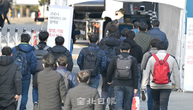 완주군 현대자동차 전주공장에서 4일째 16명의 코로나19 확진자가 발생하면서 트럭부문 생산 직원 2천여명을 대상으로 진단검사를 실시하고 일부 생산라인 폐쇄에 들어가는 등 확산방지에 비상이 들어온 8일 직원들이 발열체크 등을 받으며 출근하고 있다. /오세림 기자