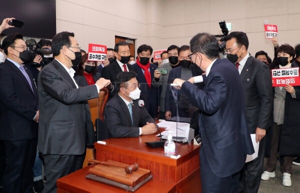 윤호중 국회 법제사법위원장이 8일 법제사법위원회 전체회의에서 고위공직자범죄수사처(공수처) 설치 및 운영에 관한 법률 일부개정법률안을 통과시키려 하자 국민의힘 주호영 원내대표와 의원들이 항의하고 있다. 사진=연합뉴스