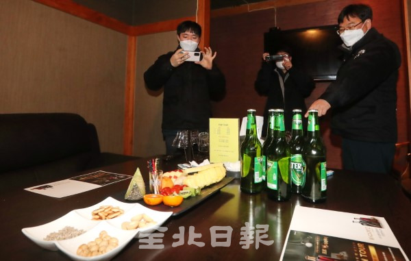 지난 8일 전라북도 특별사법경찰관들이 사회적 거리두기 2단계 시행과 관련해 오후 9시 이후 운영하는 유흥시설 단속을 하고 있다. /조현욱 기자