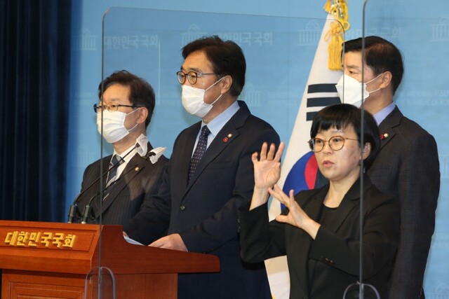 더불어민주당 박범계 행정수도추진단 부단장(왼쪽부터), 우원식 단장, 이해식 간사가 9일 오전 서울 여의도 국회 소통관에서 '더불어민주당 국가균형발전 및 행정수도완성 추진단 브리핑'을 하고 있다. /사진=연합뉴스