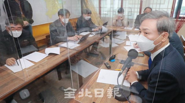 10일 전주시청에서 김승수 전주시장이 특례시 지정 기준과 관련해 기자간담회를 하고 있다. /조현욱 기자