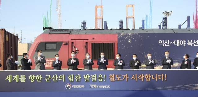 10일 군산항역 철송장에서 열린 익산~대야 복선전철 및 군장산단 인입철도 개통행사에 송하진도지사와 손명수 국토교통부 제2차관, 정헌율 익산시장, 김상균 국가철도공사 이사장을 비롯한 참석자들이 개통축하 세리머니를 갖고 있다). /전북도 제공