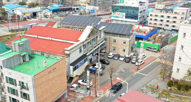 전주시가 옛 조촌동사무소 부지에 '전주시 드림스타트 덕진센터' 조성을 추진하면서 신축 센터와 건물 하나를 두고 떨어져 있는 건물을 매입해 센터를 확장하려하자 시의원들간에 의견차이를 보이고 있다. 신축공사장 앞쪽 빨간색 지붕 건물이 매입을 추진중인 건물이다. /오세림 기자