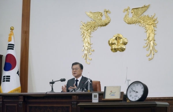 문재인 대통령이 10일 오후 청와대 본관 집무실에서 '2050 대한민국 탄소중립 비전'을 선언하는 연설문을 생방송으로 발표하고 있다. /연합뉴스