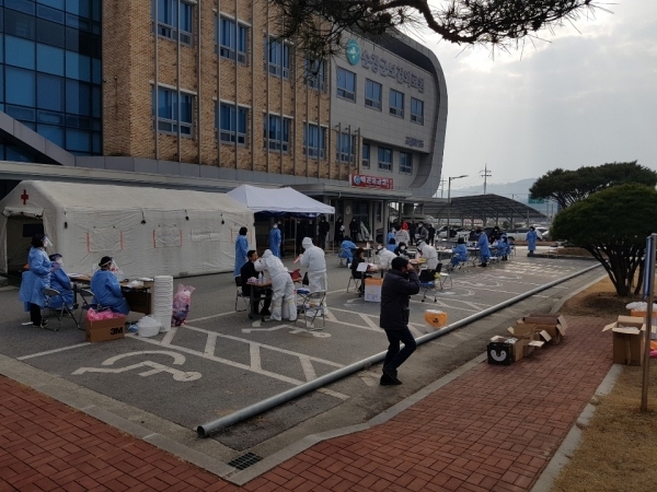 11일 순창군 보건의료원 앞에 선별진료소가 마련돼 검사를 진행하고 있다. 사진=임남근 기자