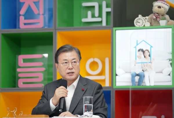 문재인 대통령이 11일 오전 경기 화성시 LH 임대주택 100만호 기념단지인 동탄 공공임대주택에서 열린 '살고 싶은 임대주택' 보고회에 참석해 발언하고 있다. /연합뉴스