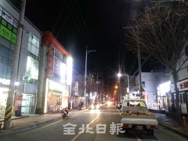 11일 밤 9시께 남원시 도통동 주점가 일대가 문을 닫고 행인이 보이지 않는다. /사진=김영호 기자