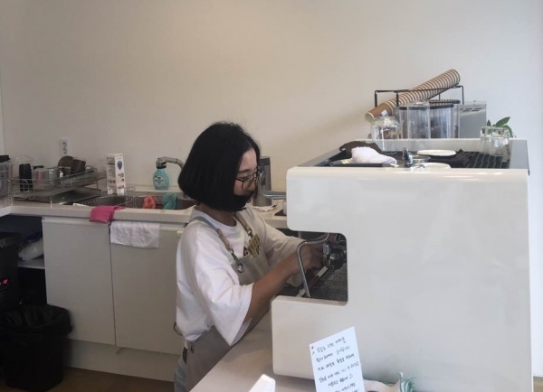 장애인 바리스타 이가희 씨가 '리젠 카페'에서 일하는 모습