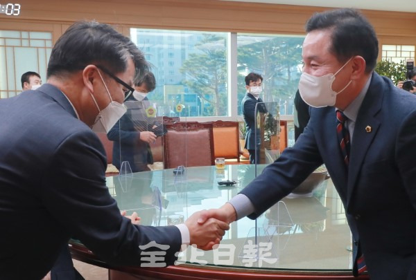 전북도의원 무시 발언으로 논란을 일으킨 정병익 전북교육청 부교육감이 14일 전북도의회를 방문해 송지용 도의장과 도의원들에게 사과의 말을 전하고 있다. /조현욱 기자