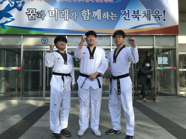 전북장애인태권도실업팀 캡스 전북. 왼쪽부터 최강열, 김민철, 육동주 선수