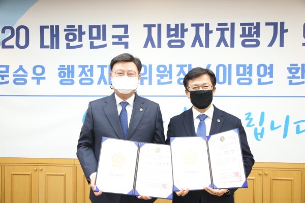 왼쪽부터 문승우·이명연 도의원