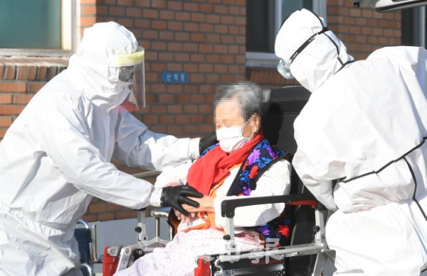 김제가나안요양원에서 62명의 코로나19 집단 감염이 발생하자 김제지역에 사회적거리두기 2.5단계가 바로 시행되며 지역사회가 초긴장 상태에 들어간 15일 요양원에서 어르신들을 치료시설로 이송하고 있다. /오세림 기자