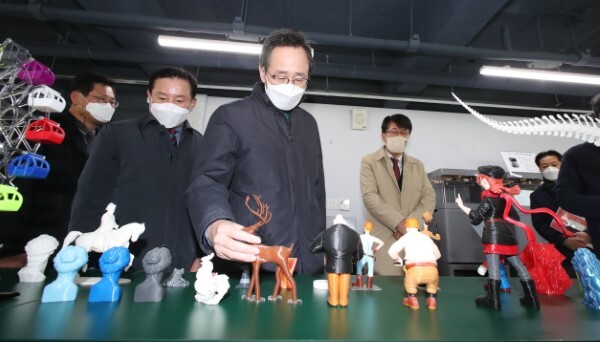 16일 전주 기린대로 458(옛 일양병원)에서 열린 전북 메이커스페이스 & 전북소상공인센터 개소식에서 송하진 도지사와 참석자들이 테이프 컷팅식을 갖고 3D프린터로 만든 피규어를 살펴보고 있다. /사진제공=전북도