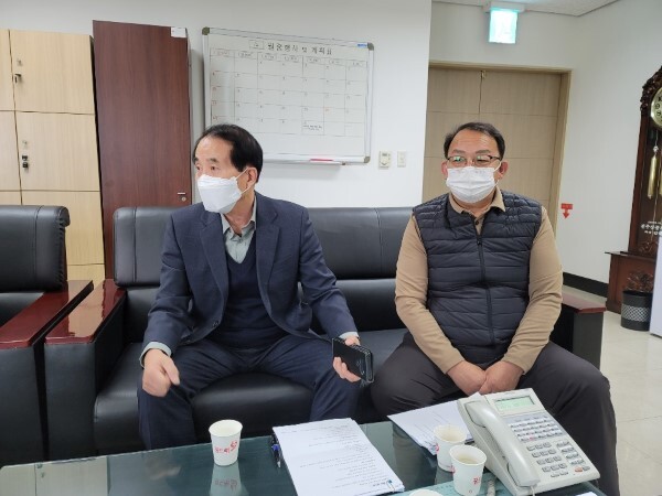 최동열 전 전북태권도협회 회장(왼쪽)과 박재수 전 전무이사가 17일 기자회견을 갖고 지난 1일 끝난 신임 회장선거에 대한 문제점을 이야기 하고 있다.