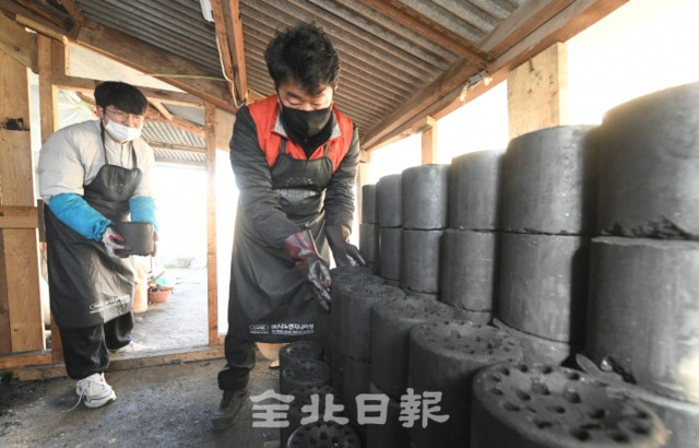 코로나19의 장기화에 따른 침체된 경기와 확산방지 등을 위해 전주연탄은행에는 전년 대비 연탄 후원이 30% 감소하고 자원봉사자들의 발길마져 줄어들어 수급가정에 연탄을 제때 공급하기 힘들 상황에서 17일 그나마 후원이 들어온 연탄을 나르고 있다. /오세림 기자