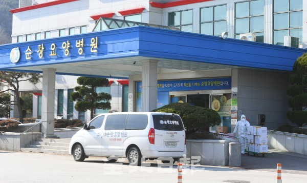 순창요양병원에서 16명의 코로나19 확진자가 집단발병해 금요일부터 주말사이 53명의 확진자가 발생한 20일 코호트 격리가 시행된 순창요양병원에서 의료폐기물을 날고 있다. /오세림 기자