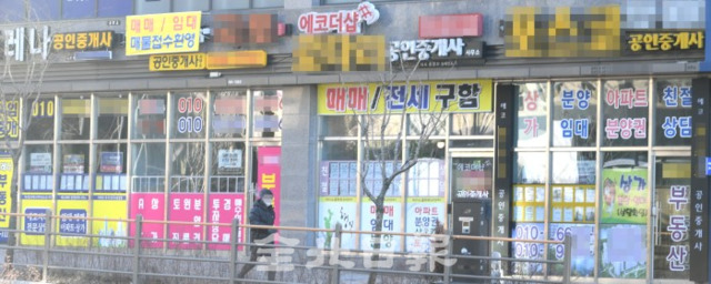 지난 18일부터 전주 전역이 부동산 거래를 규제하는 '조정대상지역'으로 묶였다. 이에 따라 평균 매매가격이 20%가량 오른 에코시티 등 신도심 아파트값이 정상화되고 투기거래가 줄어들지 관심을 끌고 있다. 또한, 부동산 중개업체들도 아파트 거래 시장의 변화에 촉각을 곤두세우고 있는 모양새다. 사진은 부동산 중개업체들이 몰려있는 에코시티 거리. /오세림 기자