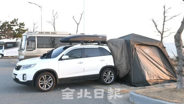 차량을 이용한 캠핑인 일명 '차박'이 붐처럼 일어나 많은 캠핑족들이 차박을 하면서 일산화탄소 중독 사고가 빈번하게 발생해 차박족들의 안전의식이 제고되고 있다. 19일 한 차박족이 차량 뒷편에 텐트를 연결해 캠핑을 즐기고 있다. /오세림 기자