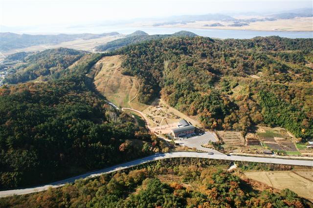 ▲ 입점리 상공에서 본 함라산 임도.