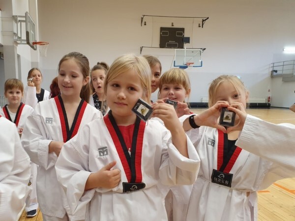 방과후 태권도를 배우는 라트비아 발미에라시 공립 초등학생들. /태권도진흥재단 제공