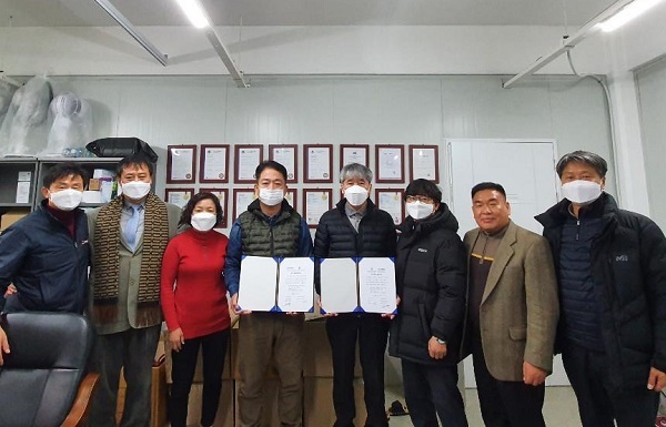 주)블리틱스 강대권 대표이사(좌)와 주)에스알에어택 박준국 대표이사(우)가 업무협약을 맺었다.