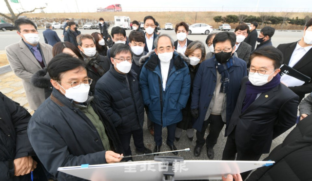 더불어민주당 새만금그린뉴딜특별위원회는 21일 새만금 현장을 방문해 수상태양광과 해상풍력, 스마트그린 산단 등을 찾아 개발계획과 추진현황 등에 대해 설명 듣고 있다. /오세림 기자