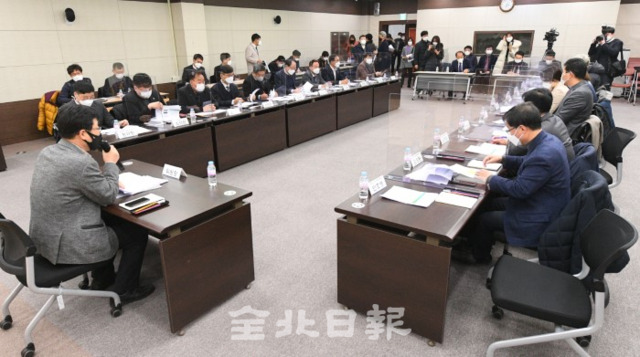 새만금 현장을 방문한 더불어민주당 새만금그린뉴딜특별위원회는 21일 새만금개발청 강당에서 새만금 관련 에너지전문가들과 간담회를 열고 있다. /오세림 기자