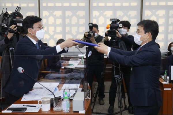 권덕철 보건복지부 장관 후보자가 22일 국회 보건복지위원회에서 열린 인사청문회에서 선서를 마치고 김민석 위원장에게 선서문을 제출하고 있다. /사진=연합뉴스