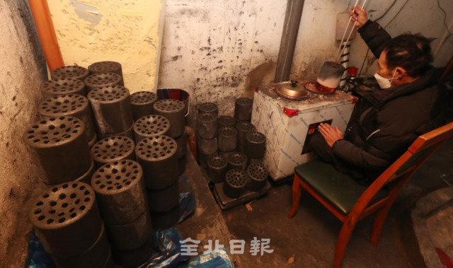 전국적으로 영하의 날씨를 기록하며 추위가 이어지고 있는 22일 전주 시내의 한 달동네에서 거주하는 노인이 연탄을 때며 추위를 달래고 있다. /조현욱 기자