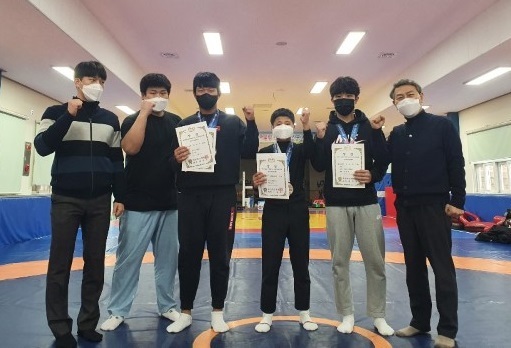 왼쪽부터 김종호 감독, 김민규 코치, 최재노 선수,  박상재 선수, 김정민 선수, 남궁세창 교장