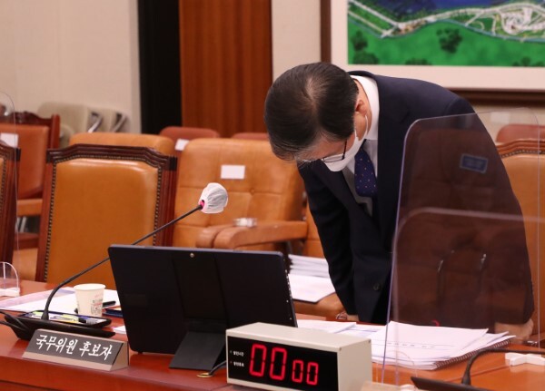 변창흠 국토교통부 장관 후보자가 23일 국회 국토교통위원회에서 열린 인사청문회에서 '구의역 사고'와 관련한 과거 자신의 발언에 대해 사과하고 있다. /사진=연합뉴스