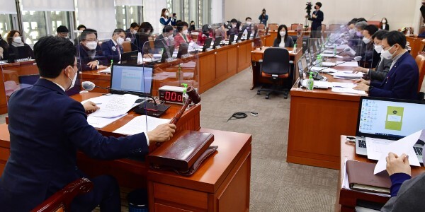국회 보건복지위원회 김민석 위원장이 23일 국회에서 열린 전체회의에서 권덕철 보건복지부 장관 후보자 인사청문 경과 보고서를 채택하고 있다. /사진=연합뉴스