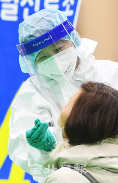 코로나19가 연말 재확산하면서 1년 가까이 코로나19와 싸우고 있는 의료진들의 피로도도 극에 달하고 있다. 23일 전주화산체육관 선별진료소에서 의료진이 성탄절 연휴와 연말도 잊은 채 검사를 이어가고 있다. /오세림 기자