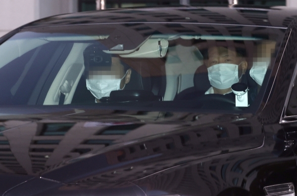 법원의 '2개월 정직' 처분 정지 결정으로 직무에 복귀한 윤석열 검찰총장이 25일 오후 서울 서초구 대검찰청을 나서고 있다. /연합뉴스