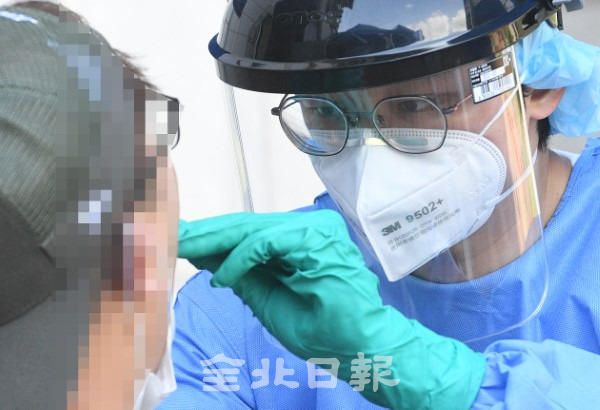 도내 한 선별진료소에서 의료진이 시민을 대상으로 검사를 하고 있다.