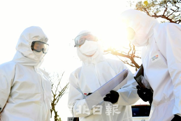 집단발병 현장에서 의료진들이 모여 이송 등 대책에 대해 논의하고 있다.