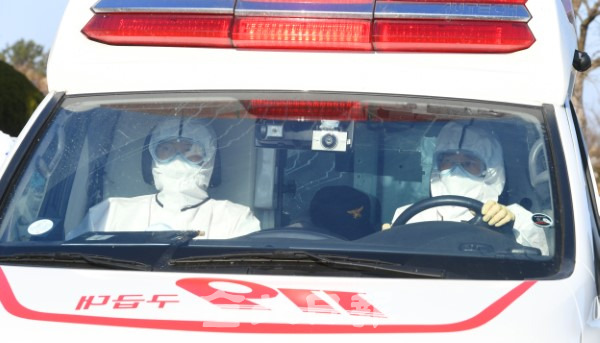 집단발병이 요양병원에서 환자를 이송하기 위해 의료진이 엠블런스를 타고 이동하고 있다.