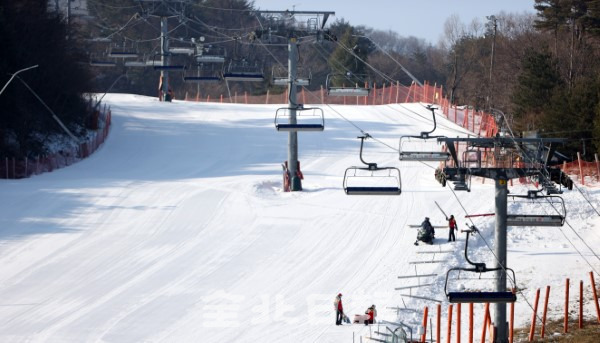 정부의 연말 코로나19 방역 조치에 따라 24일 운영중단에 들어간 무주리조트 스키장에 직원들이 텅빈 슬로프에서 안전시설물을 보강하고 있다. /오세림 기자