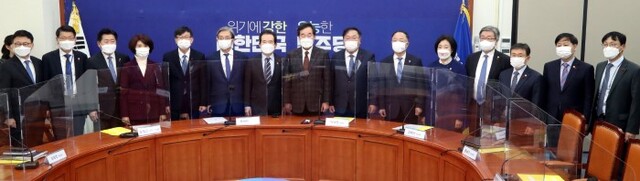 정세균 국무총리, 더불어민주당 이낙연 대표, 노영민 청와대 비서실장 등이 27일 국회에서 열린 고위 당정협의회에서 기념 촬영을 하고 있다. /사진=연합뉴스