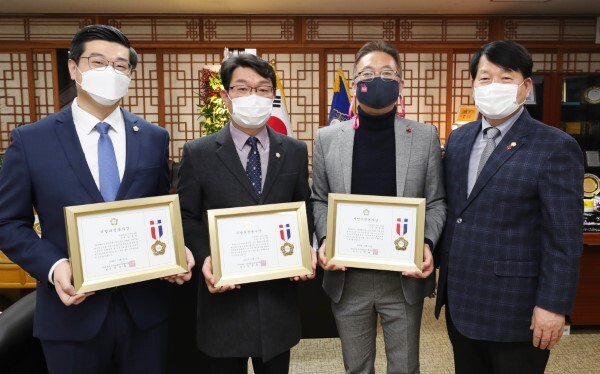 왼쪽부터 김동헌·강승원·최용철 의원, 강동화 의장.