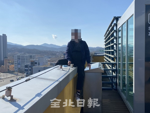 28일 전주 새뜰유치원 공사 하청 업체 A대표가 전북도교육청 옥상에서 관리감독 부실 책임 추궁과 공사대금 지급을 요청하며 투신소동을 벌이고 있다. /백세종 기자