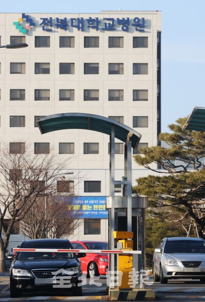 진료비와 주차비로 이중 부담을 갖는 보호자를 위해 주차료 면제의 목소리가 나오고 있는 28일 전북대병원에서 방문객들이 주차 요금을 내고 있다. /조현욱 기자