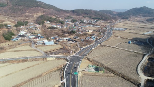 오는 30일 개통하는 국도 21호선 동계-적성 내룡교차로 부근 모습.